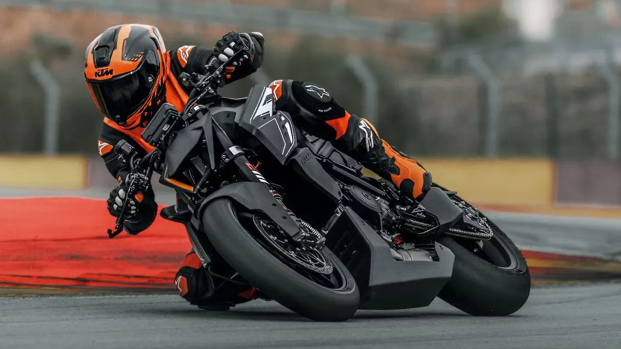 KTM 1390 Super Duke R Riding
