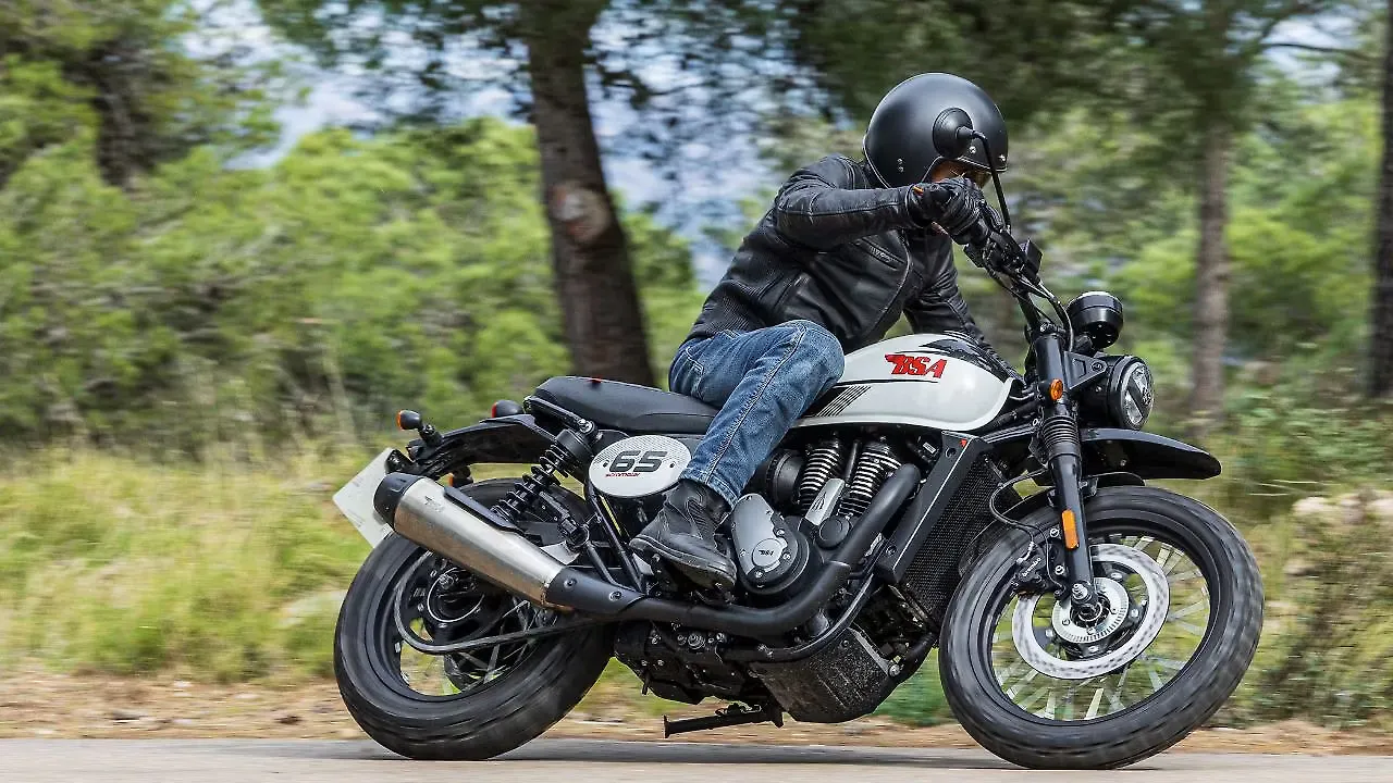 BSA Scrambler 650 Riding