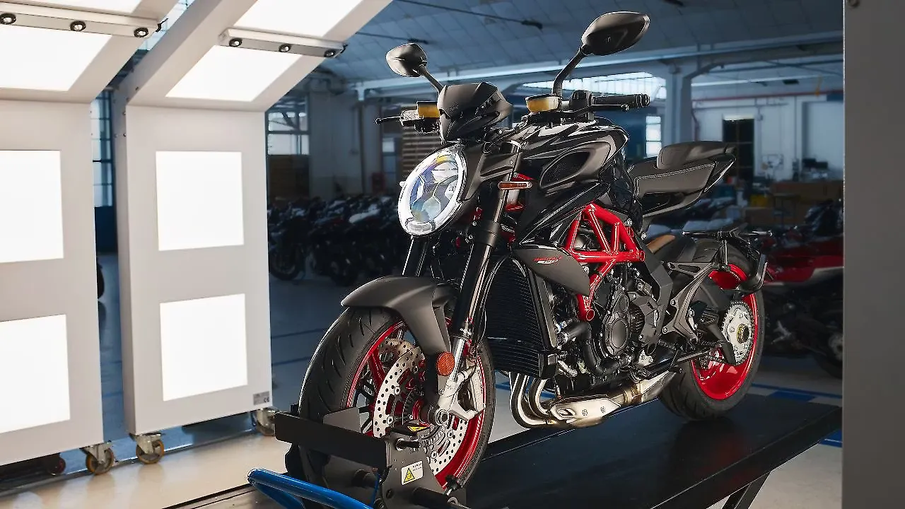 MV Agusta Brutale 800 Left Front Three Quarter