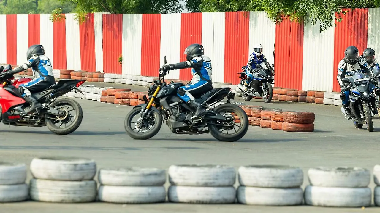 Yamaha R15 V4 Riding