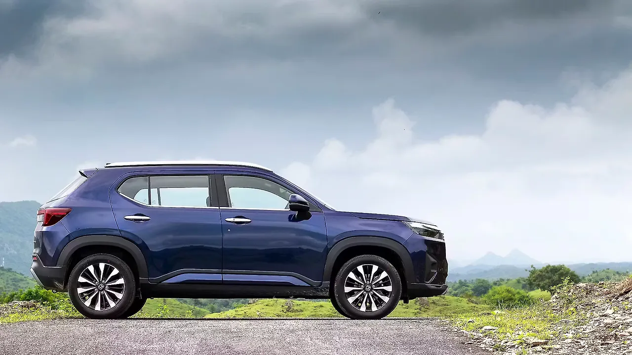 Elevate based three-row SUV ZX Hybrid (Electric + Petrol