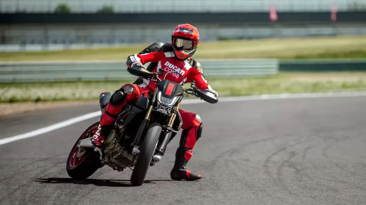 Ducati Hypermotard 698 Mono Riding