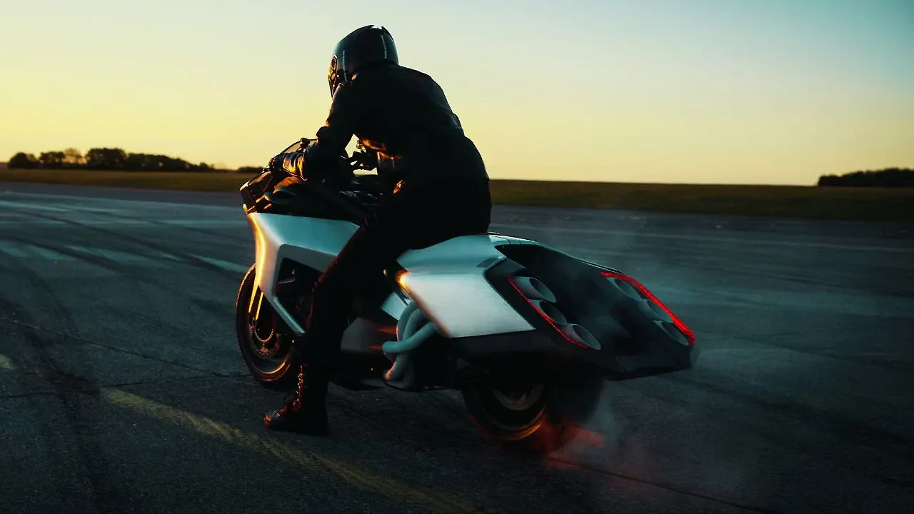 BMW R18 Riding