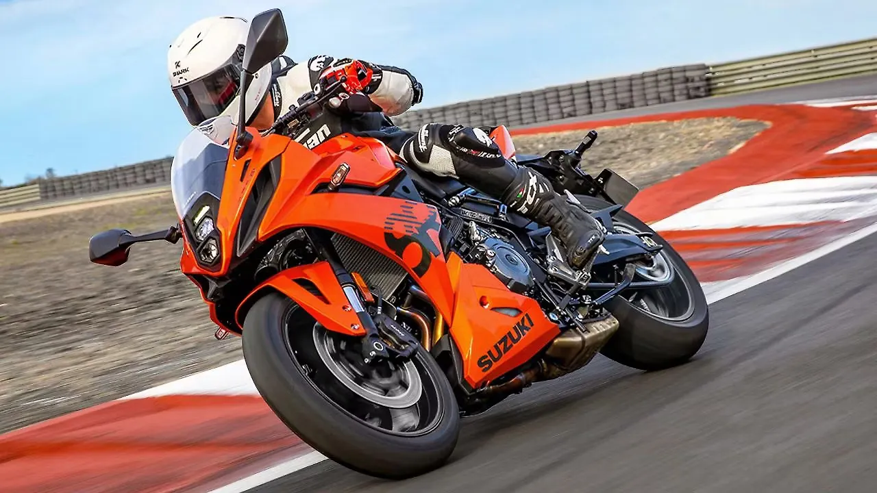 Suzuki GSX-8R Riding