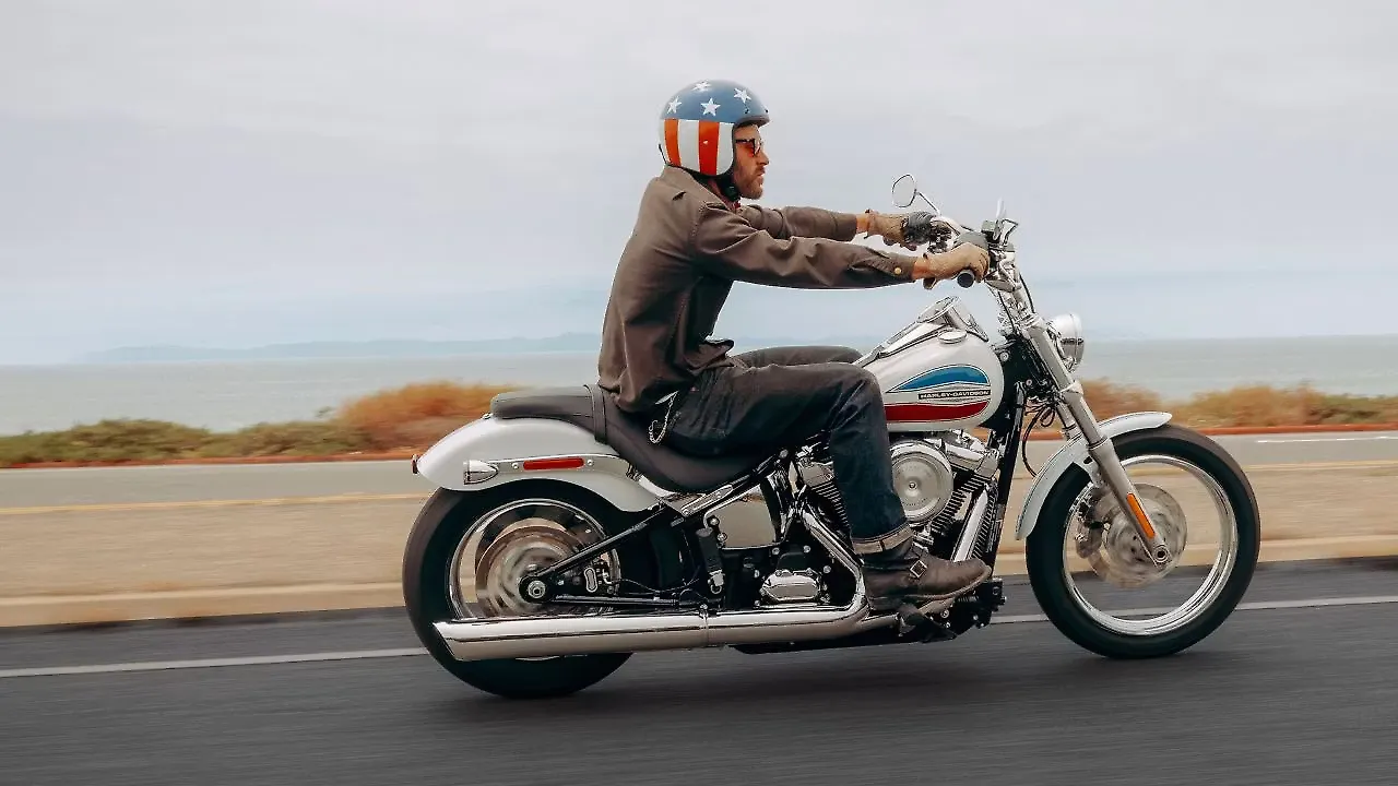 Harley-Davidson Super Glide Custom Riding