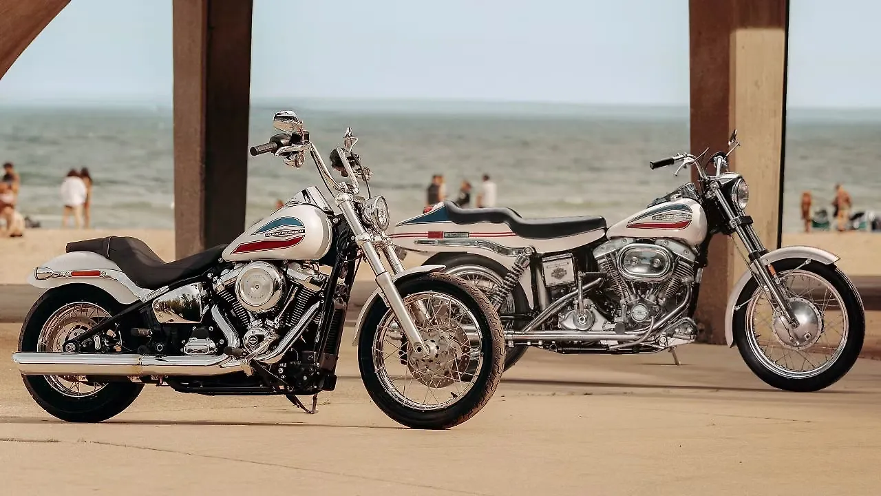 Harley-Davidson Super Glide Custom Right Front Three Quarter