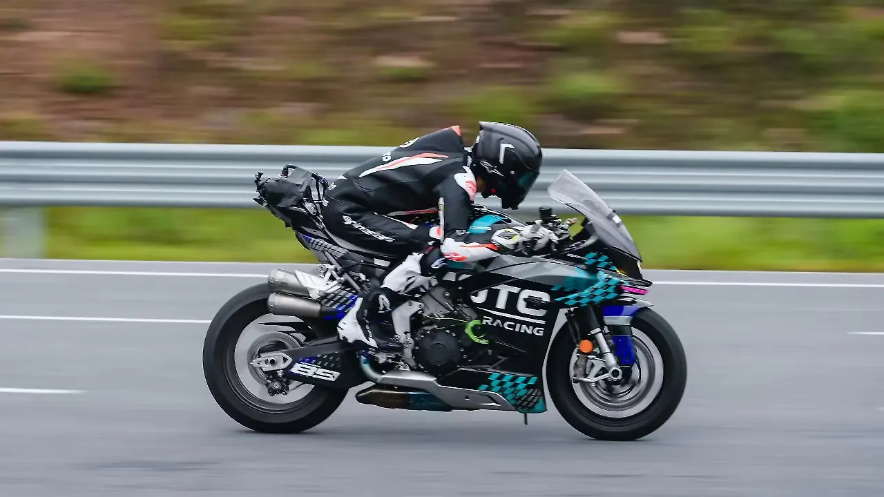 CFMoto  Riding