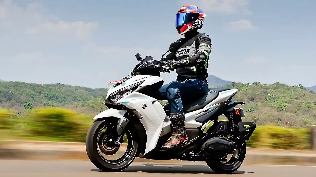 Yamaha Aerox 155 Riding