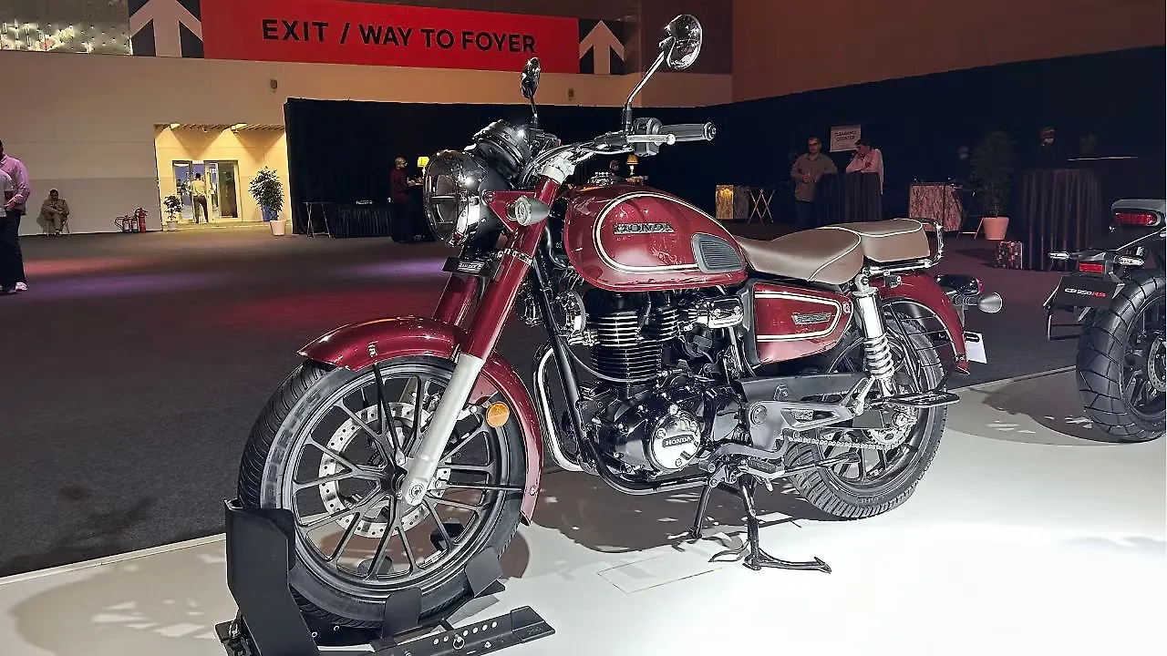 Honda CB350 Left Front Three Quarter