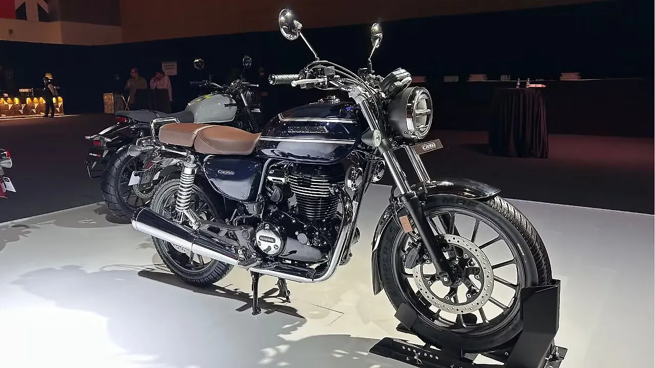 Honda CB350 Right Front Three Quarter