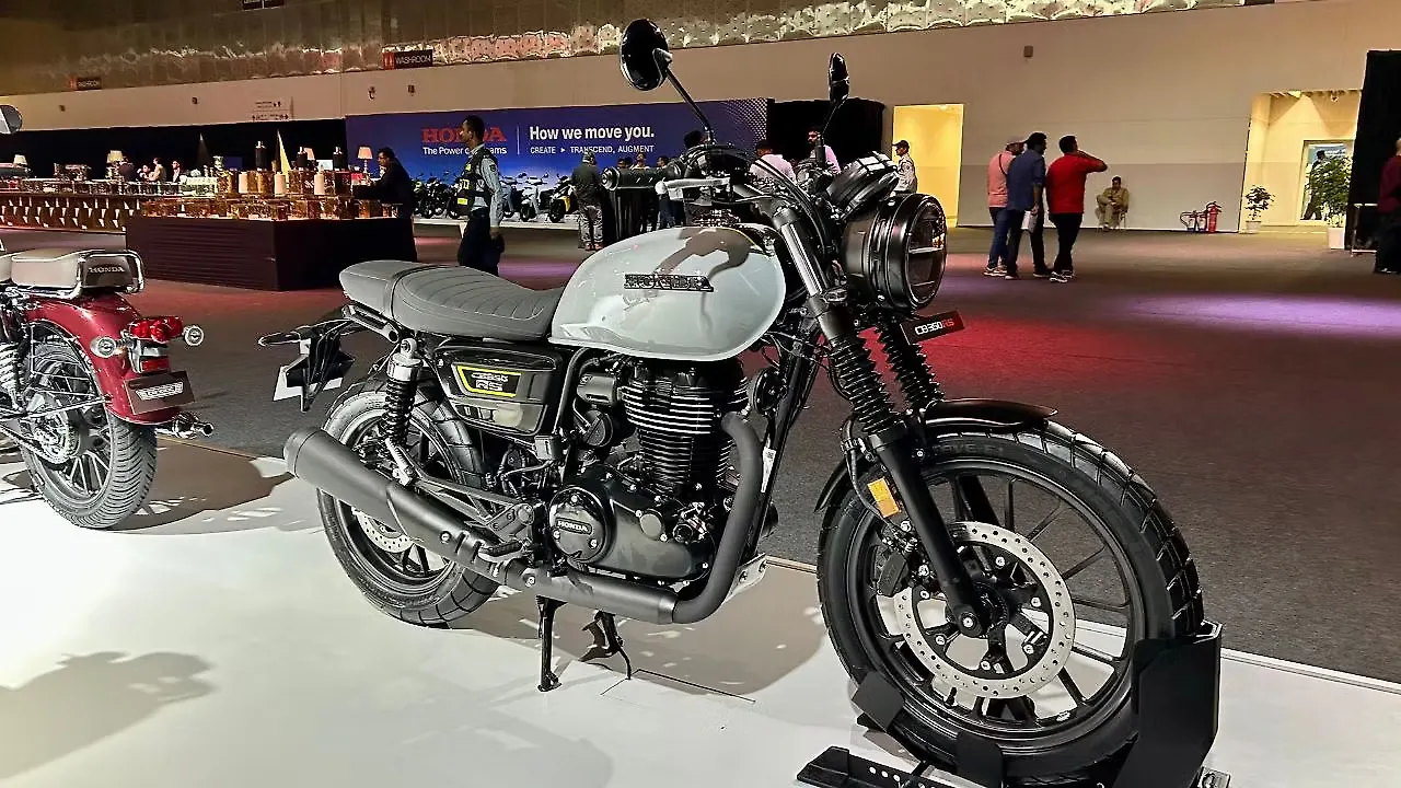 Honda CB350 Right Front Three Quarter