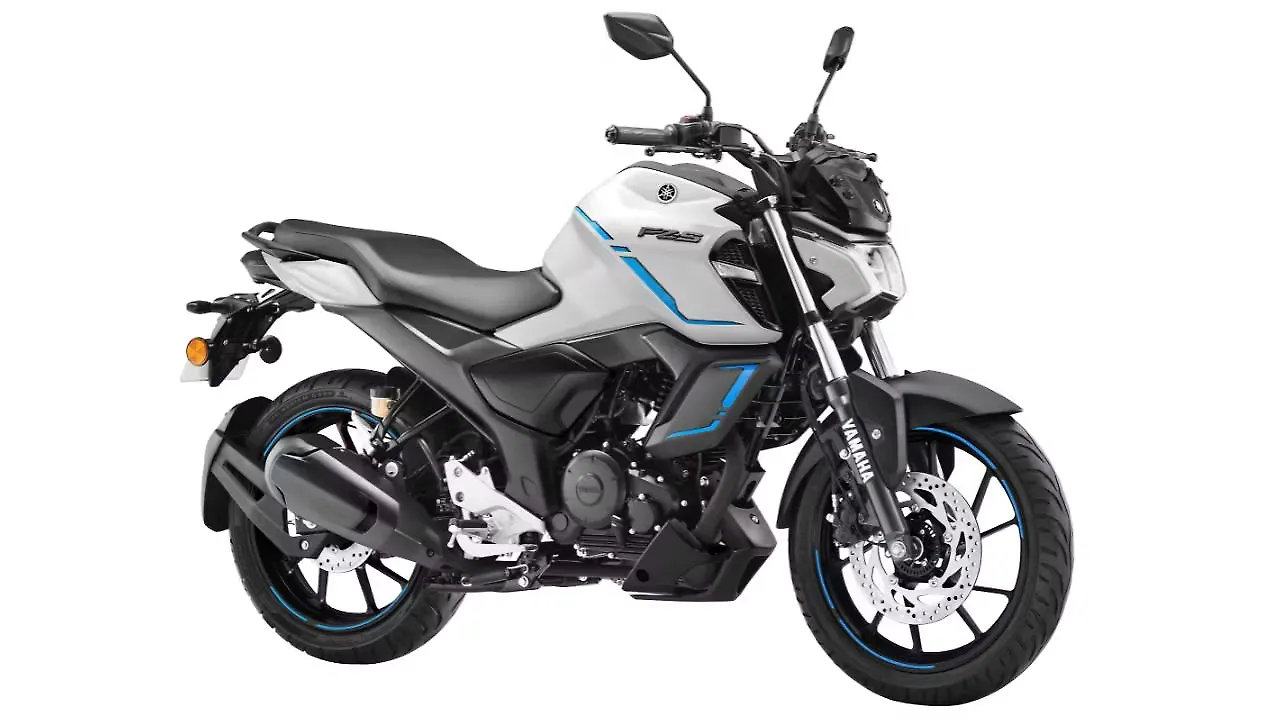 Yamaha FZS FI V4 Right Front Three Quarter