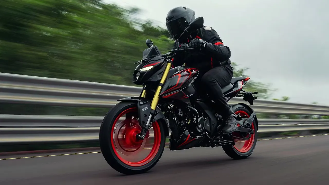Bajaj Pulsar N160 [2026] Riding