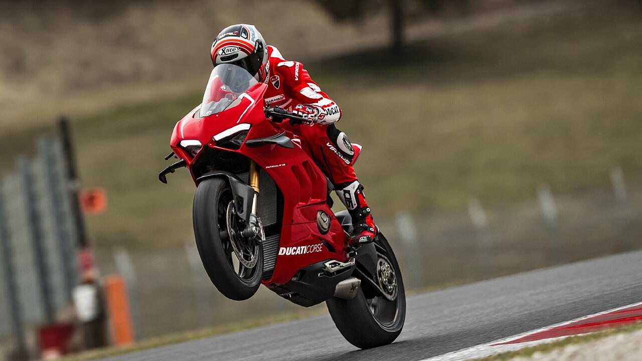 ducati panigale v4 r action 0