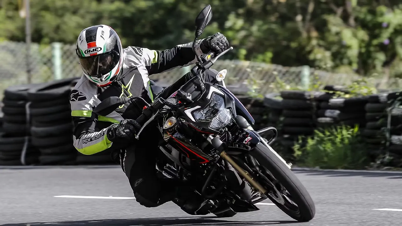 New TVS Apache RTR 200 4V Review Image Gallery New TVS Apache RTR 200 4V Review Image Gallery