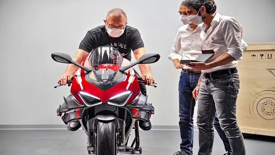 First Ducati Superleggera V4 delivered at Borgo Panigale First Ducati Superleggera V4 delivered at Borgo Panigale