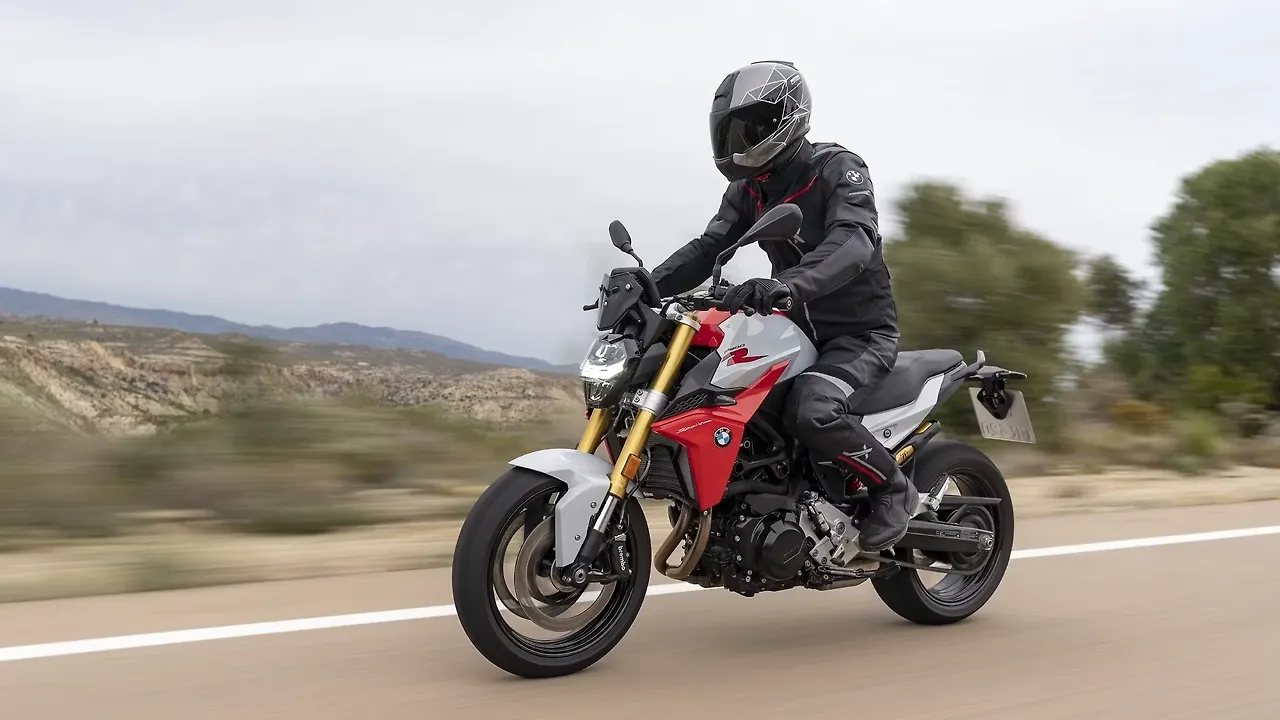 BMW F900 R and F900 XR get price hike up to Rs 90,000! BMW F900 R and F900 XR get price hike up to Rs 90,000!