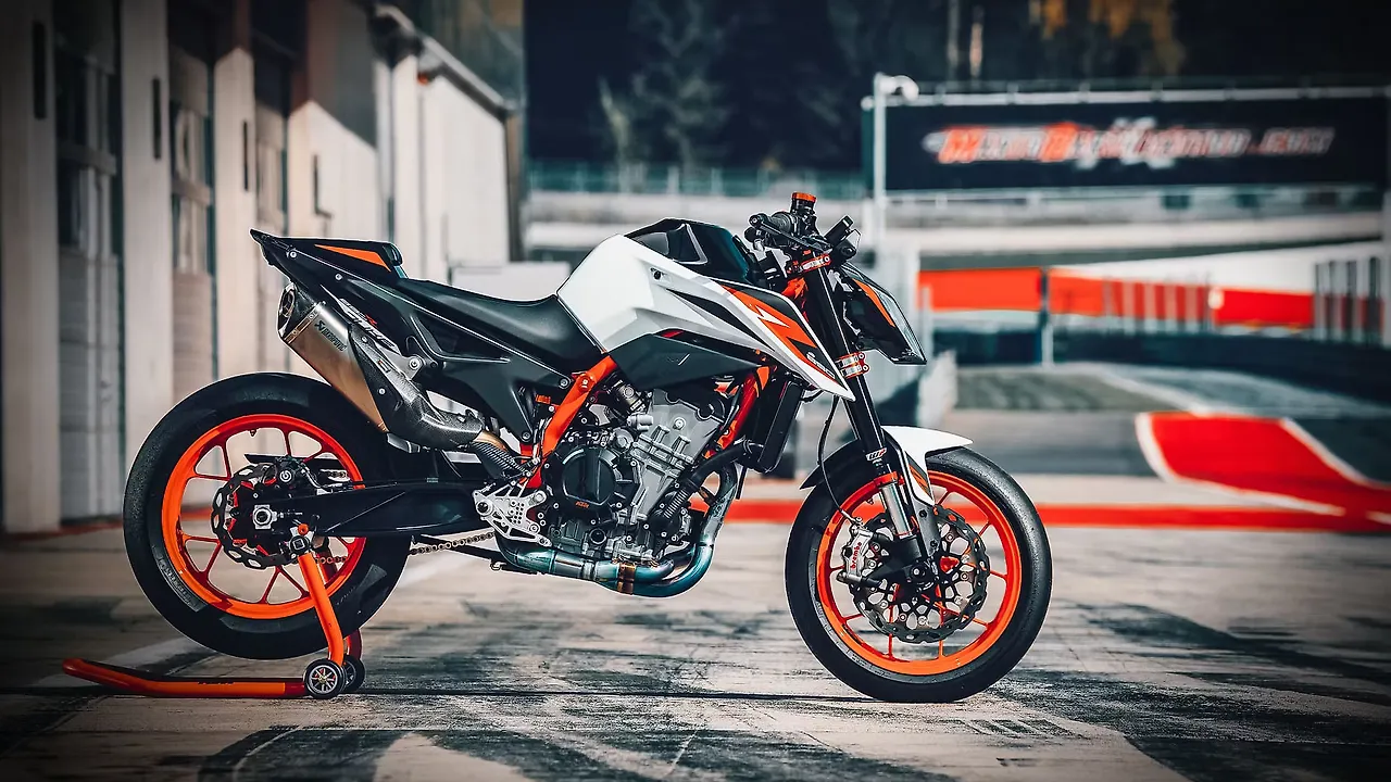 KTM to unveil base 890 Duke today! KTM to unveil base 890 Duke today!