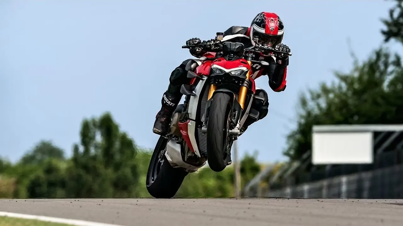 Ducati Streetfighter V4 pre-bookings open in India Ducati Streetfighter V4 pre-bookings open in India
