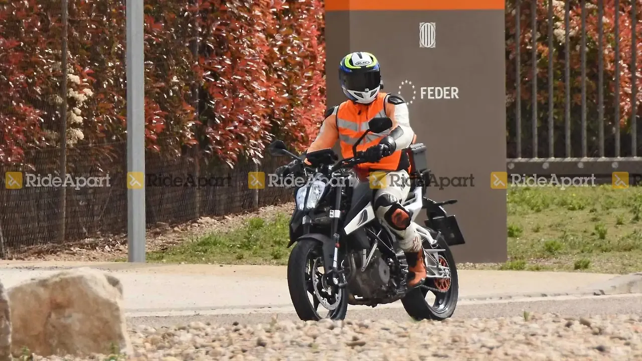 2022 KTM 390 Duke spied on test! 2022 KTM 390 Duke spied on test!