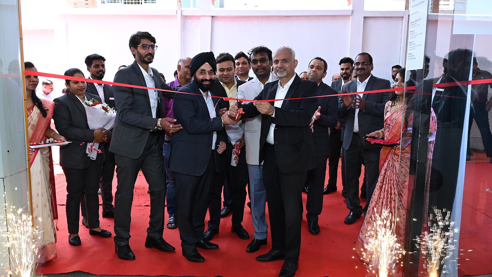 Renault opens five showrooms in one week across India - CarWale