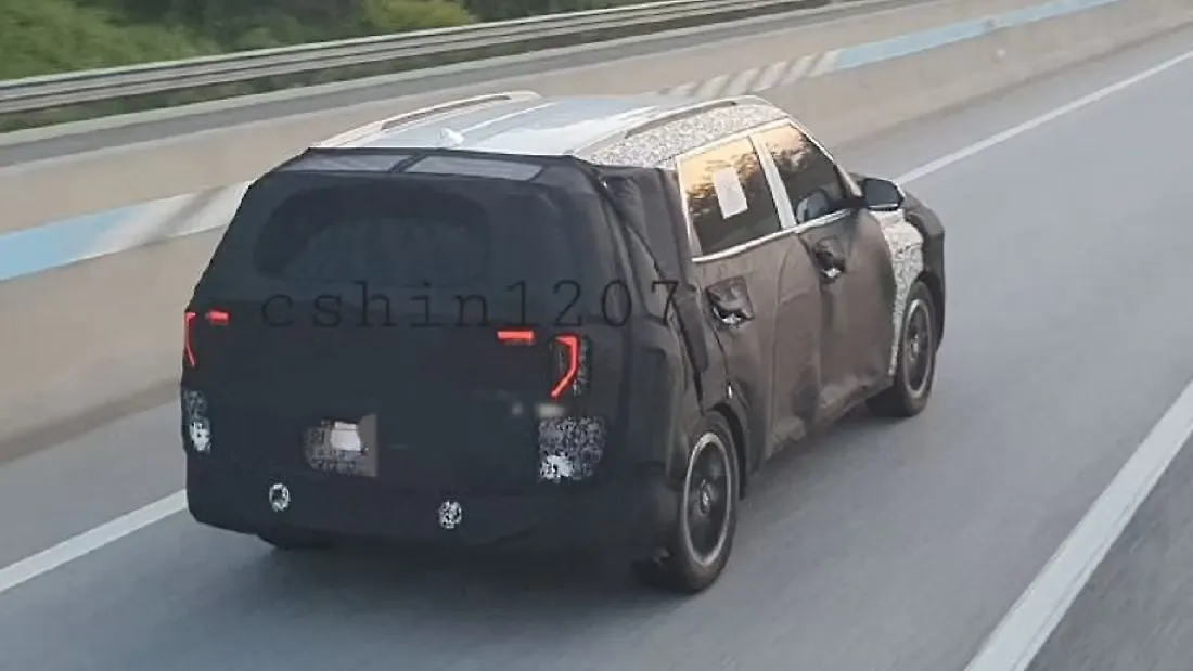 Production-ready Kia Carens facelift spied testing - CarWale
