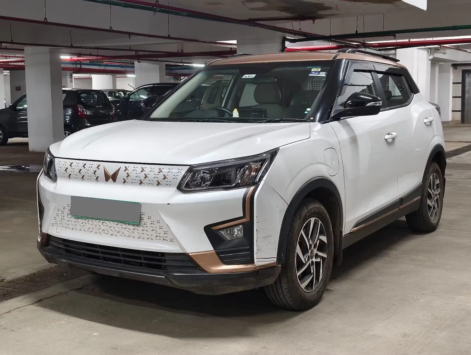 2024 Mahindra XUV400 EL PRO 39.4 kWh Dual Tone 1