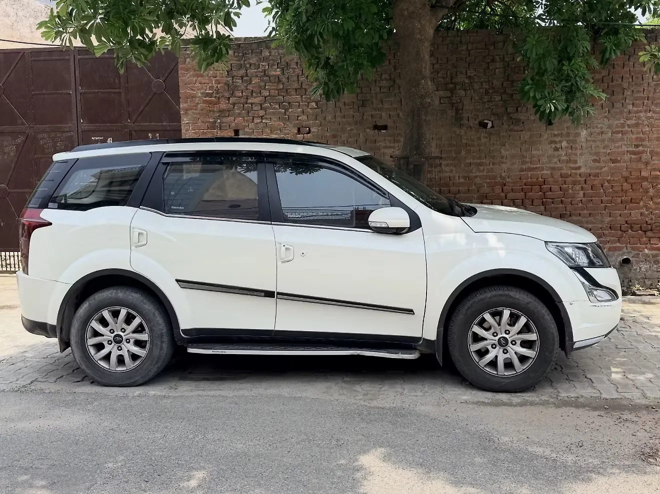 2016 Mahindra XUV500 W10 1