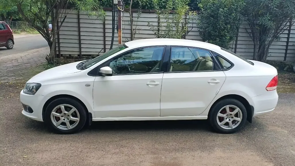 2013 Volkswagen Vento Highline Petrol AT 1