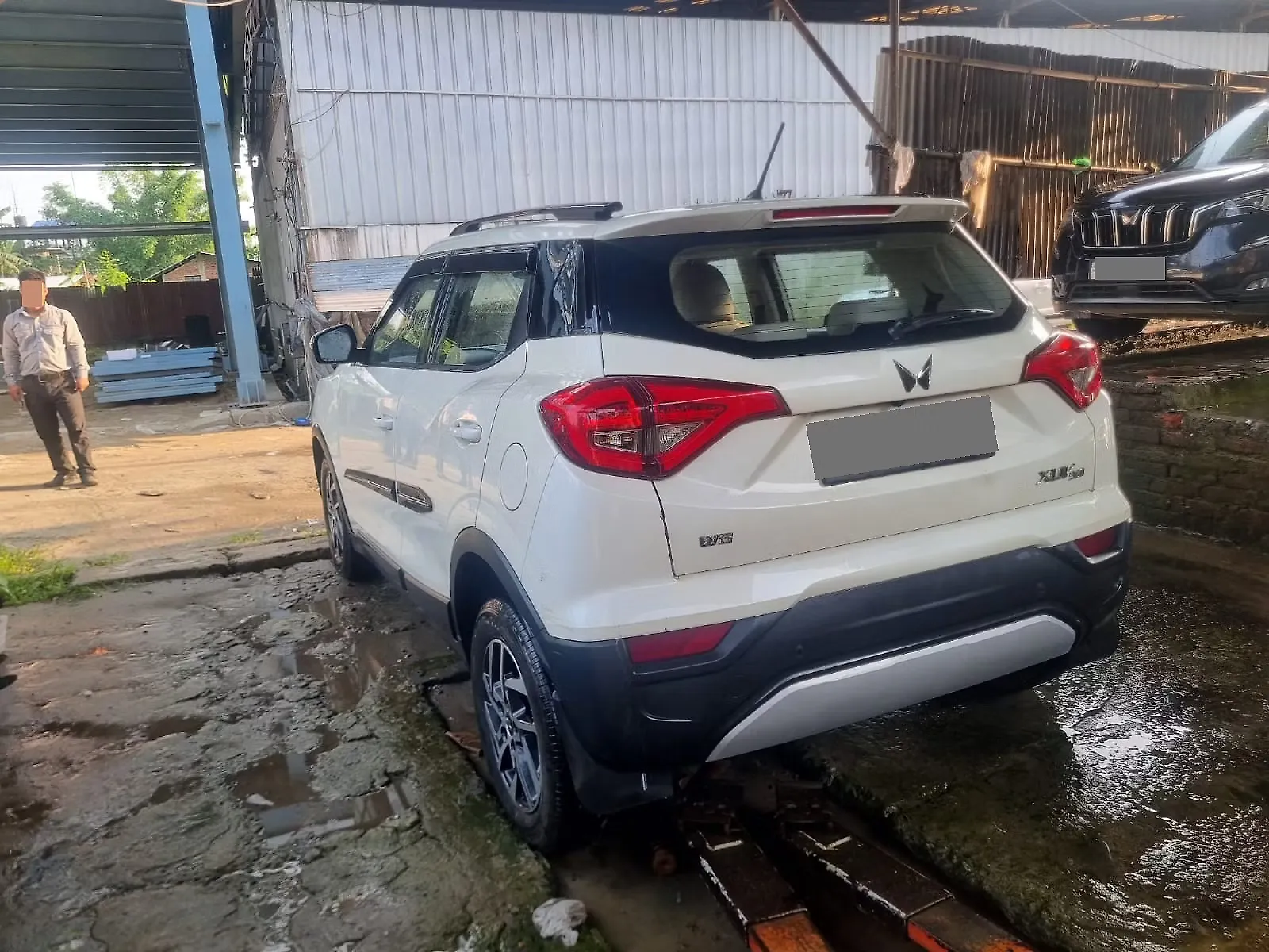 2023 Mahindra XUV300 W8(O) 1.2 Petrol Dual Tone 1