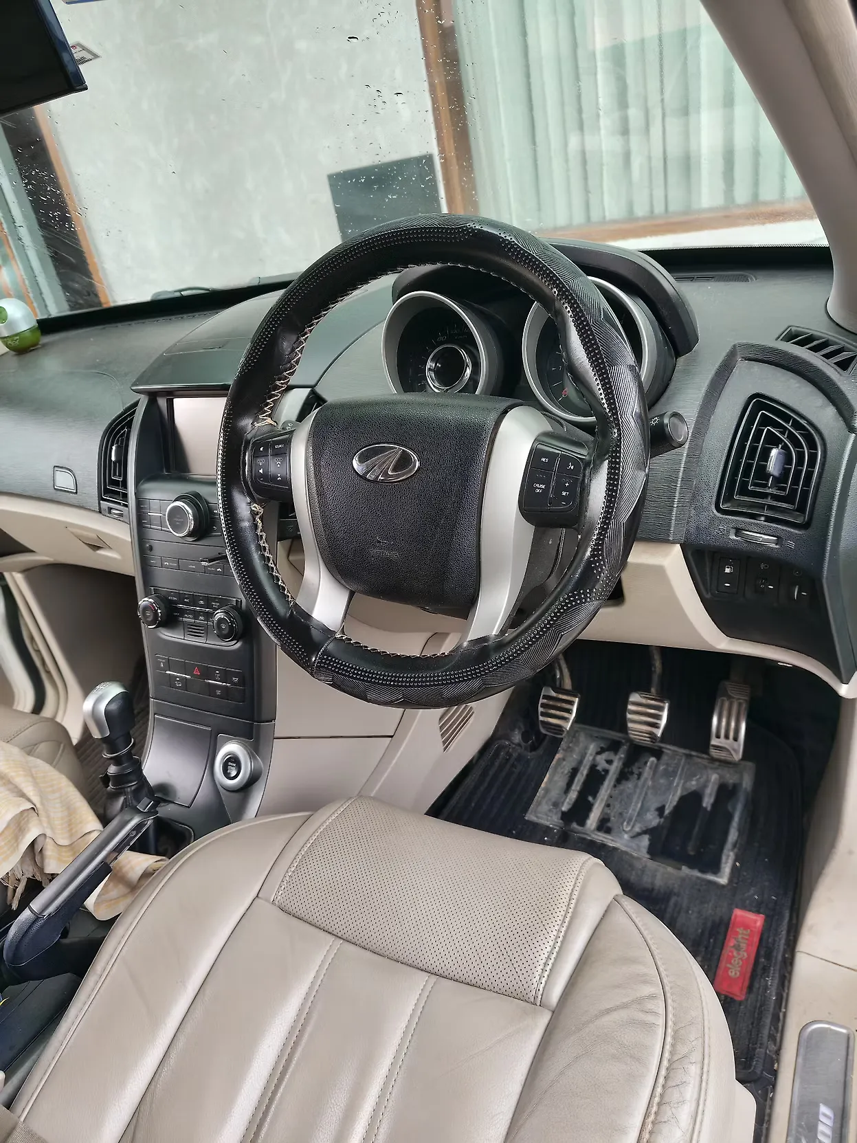 2017 Mahindra XUV500 W10 1