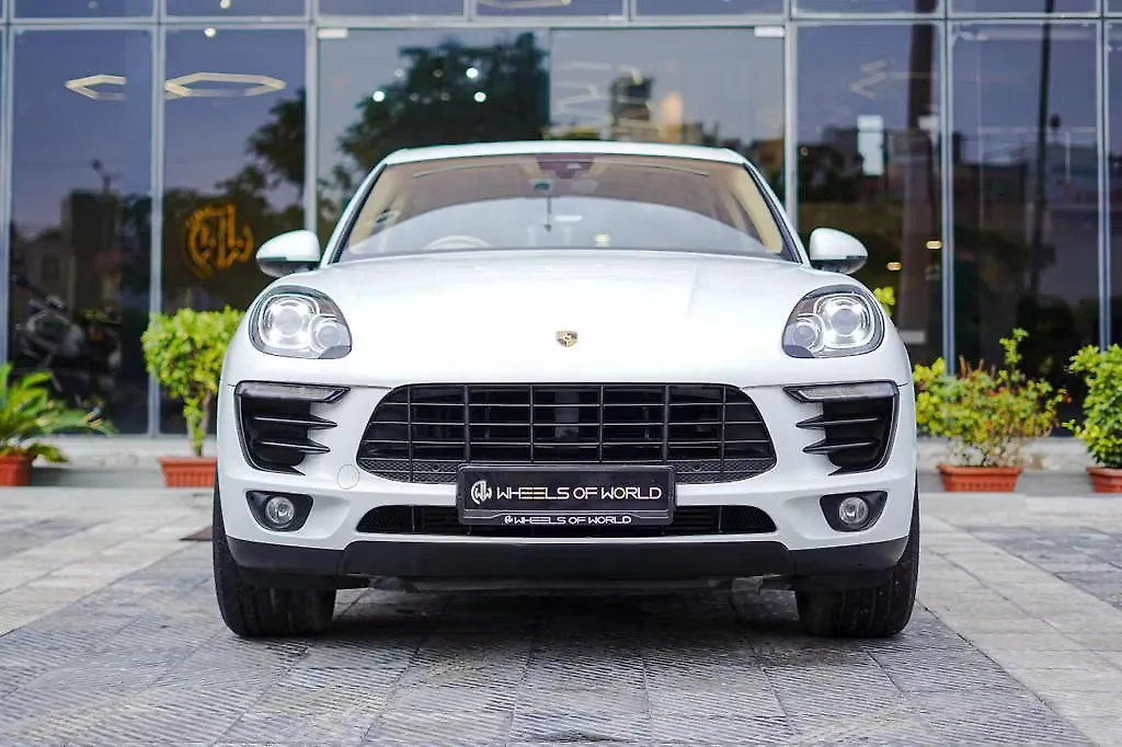 2017 Porsche Macan Turbo 1