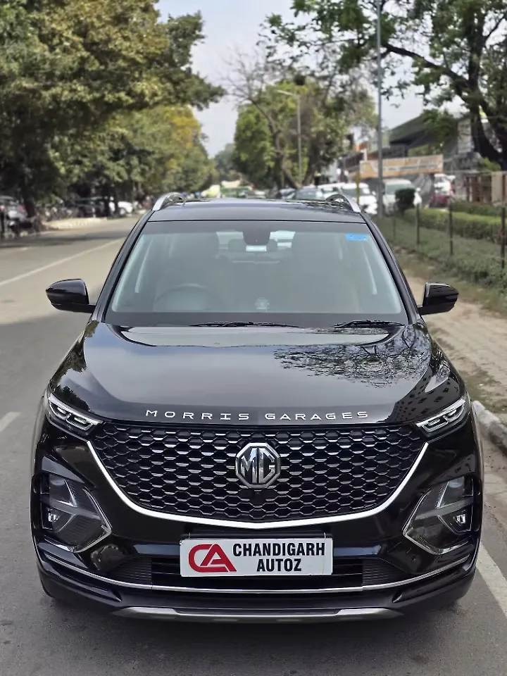 2022 MG Hector Plus Sharp 1.5 Petrol Turbo DCT 6-STR Dual Tone 1