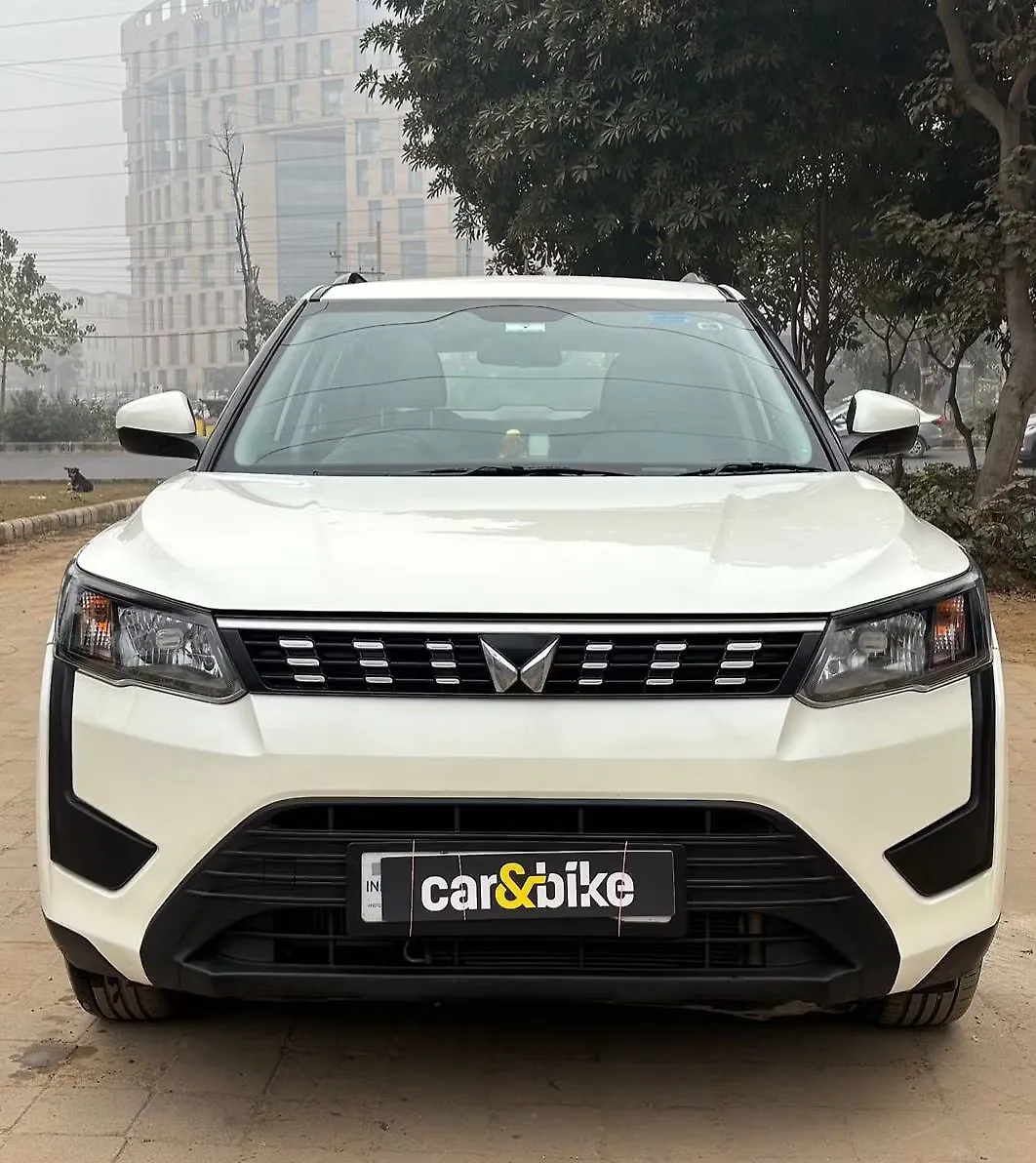 2023 Mahindra XUV300 W6 1.2 Petrol 1