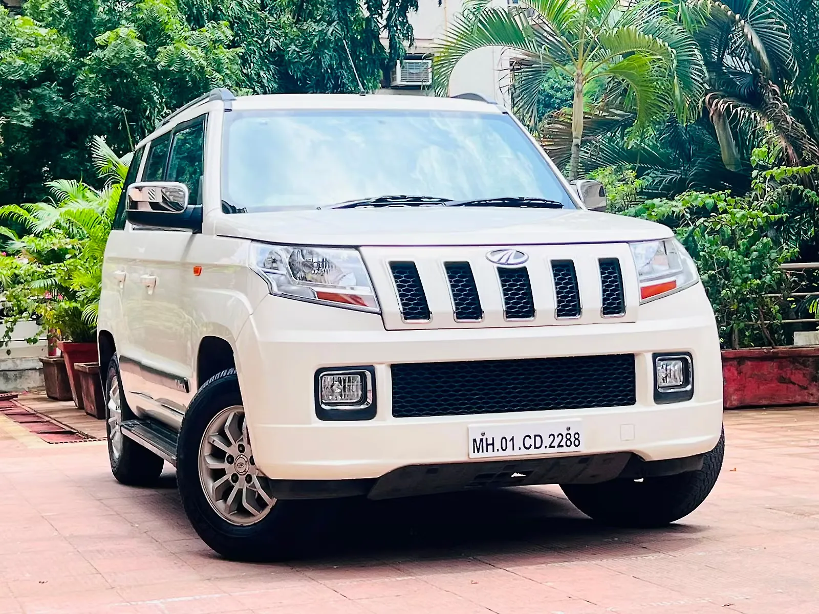 2015 Mahindra TUV300 T8 1