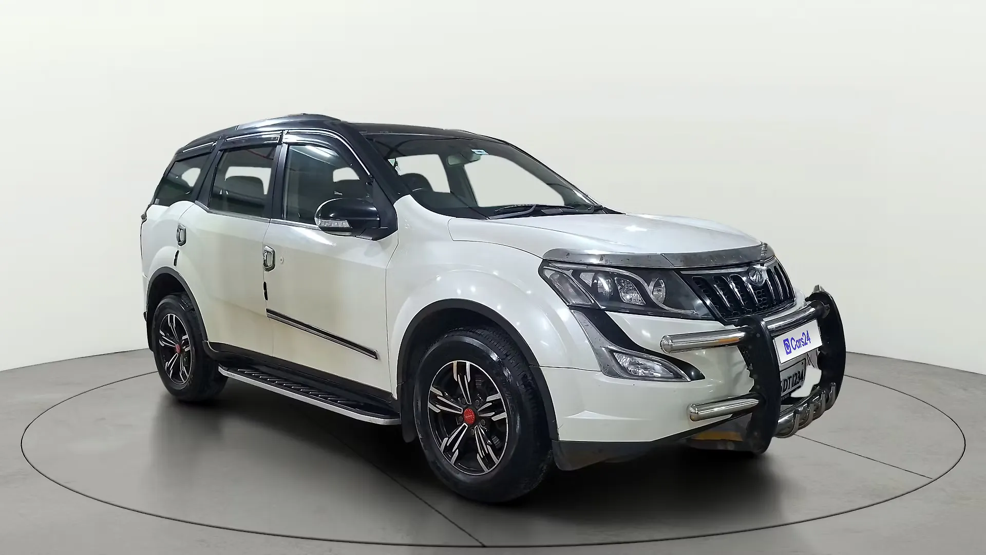 2017 Mahindra XUV500 W6 1