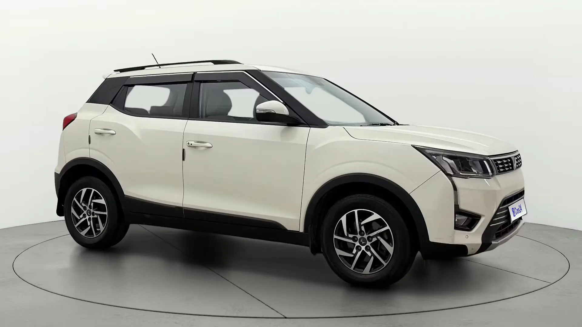 2023 Mahindra XUV300 W8 (O) 1.2 Petrol AMT 1