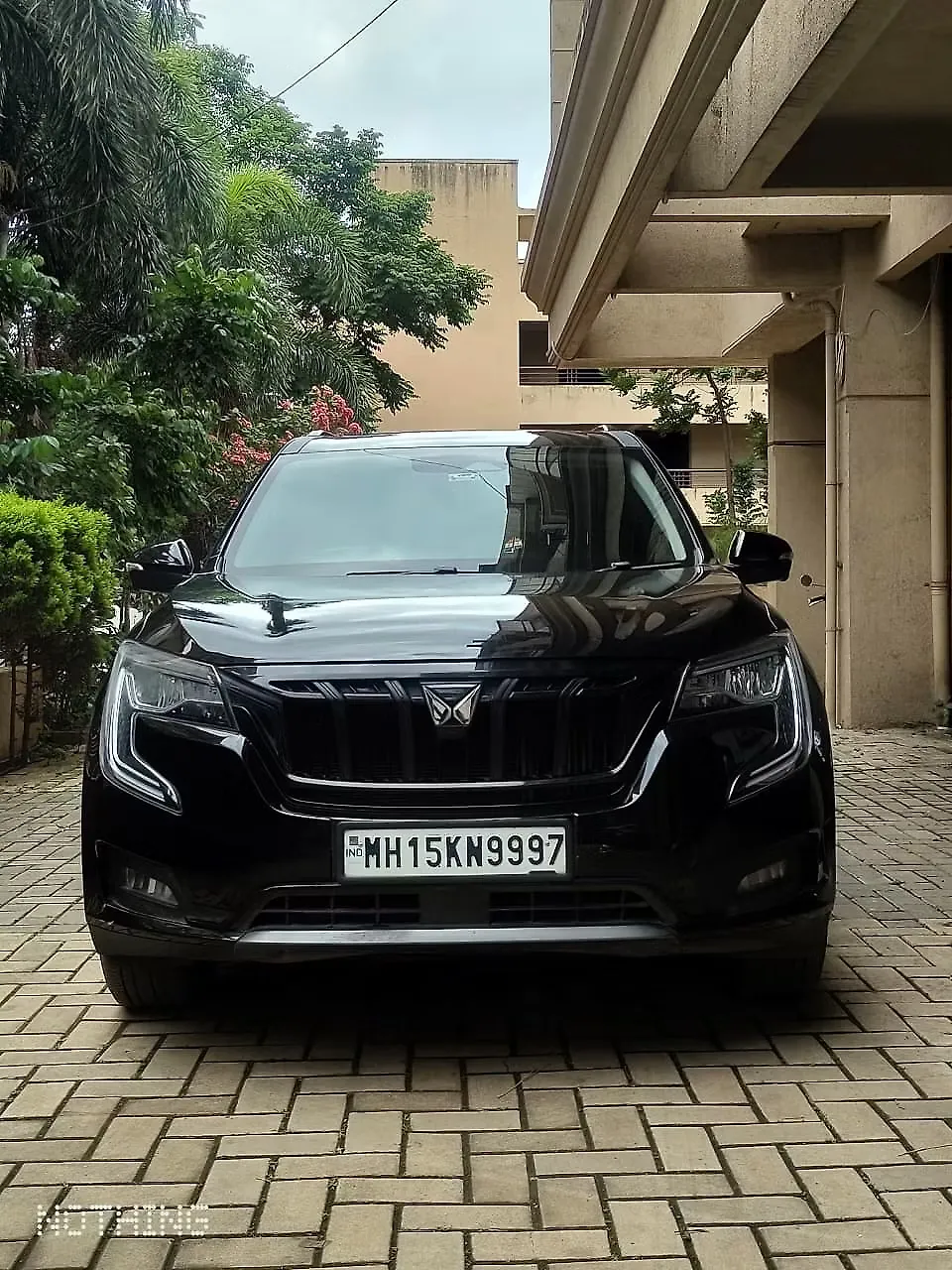 2025 Mahindra XUV700 AX7 Luxury Pack 2WD Diesel 2.2L Turbo Automatic 7 STR 1
