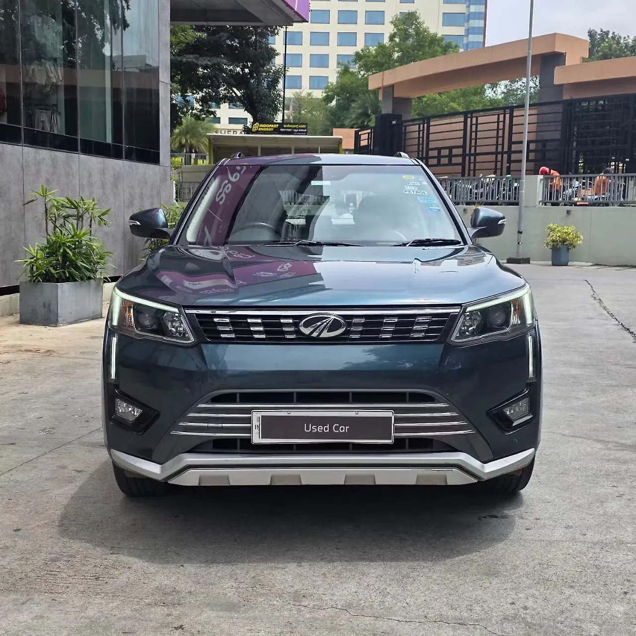 2021 Mahindra XUV300 W8 (O) 1.2 Petrol AMT [2021] 1