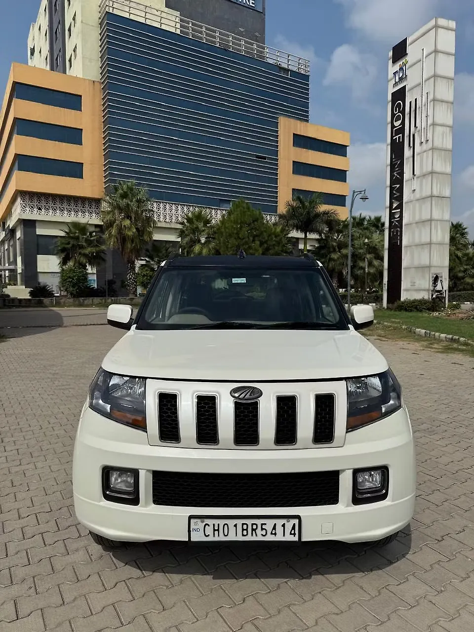 2017 Mahindra TUV300 T10 1