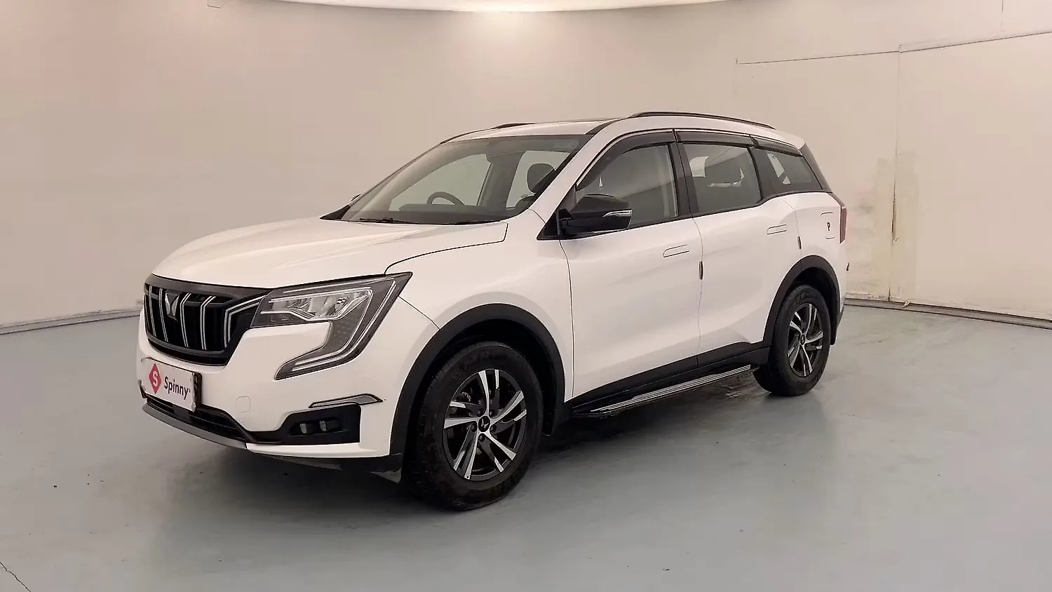 2025 Mahindra XUV700 AX5 2WD Petrol 2.0L Turbo Manual 7 STR 1