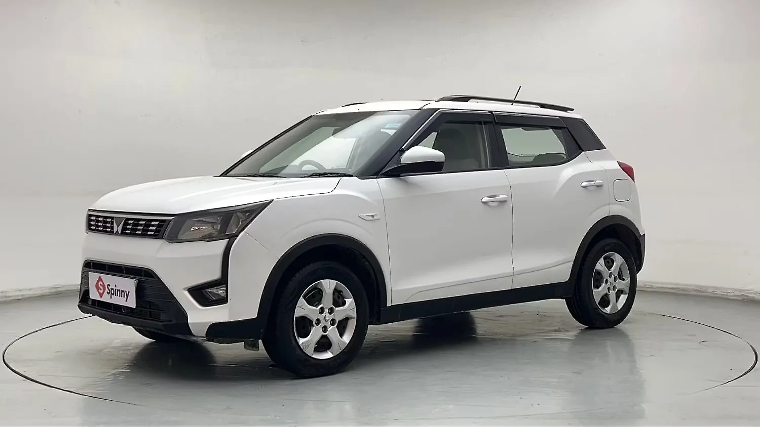 2023 Mahindra XUV300 W6 1.2 Petrol 1