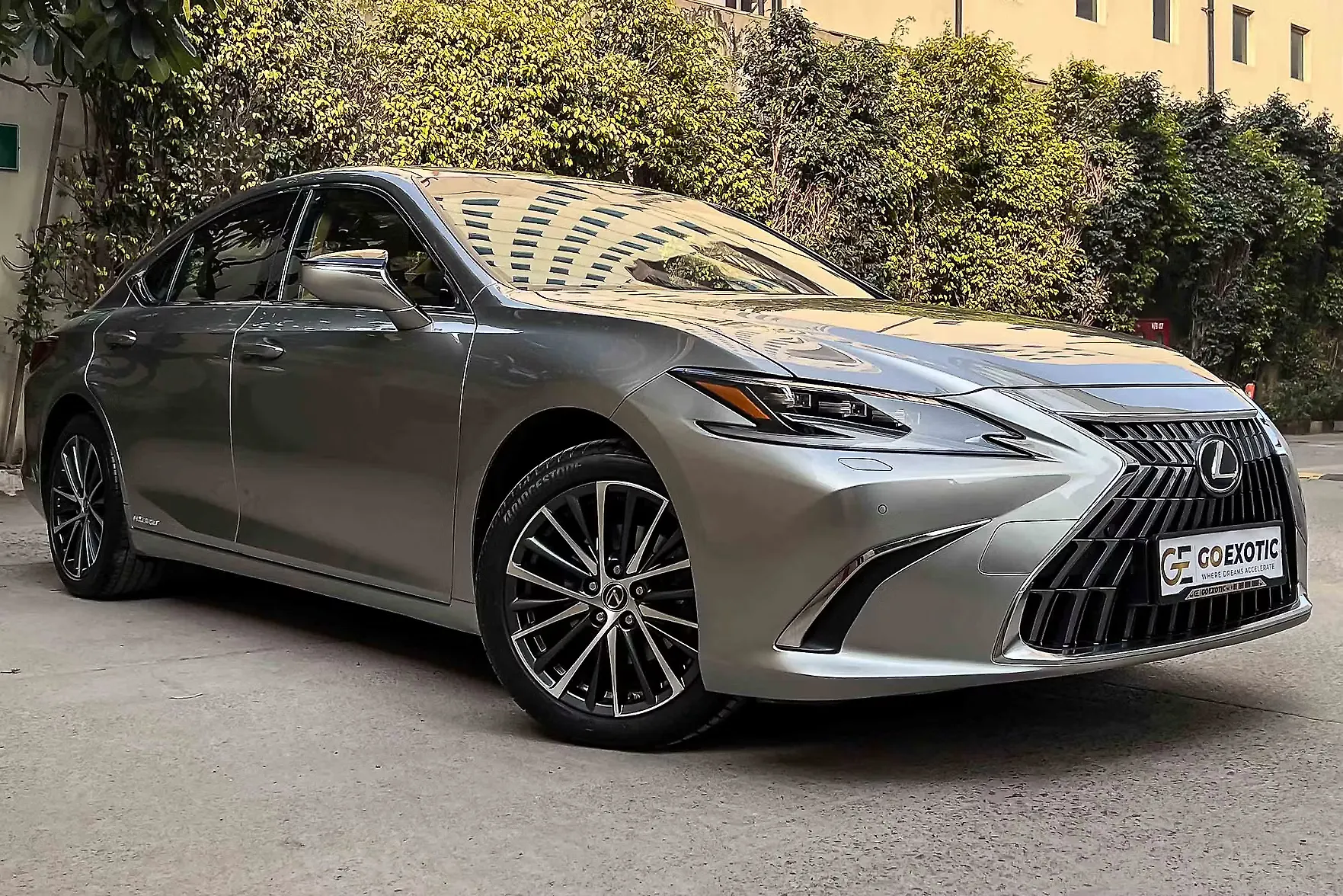 2022 Lexus ES 500e 300h Luxury 1