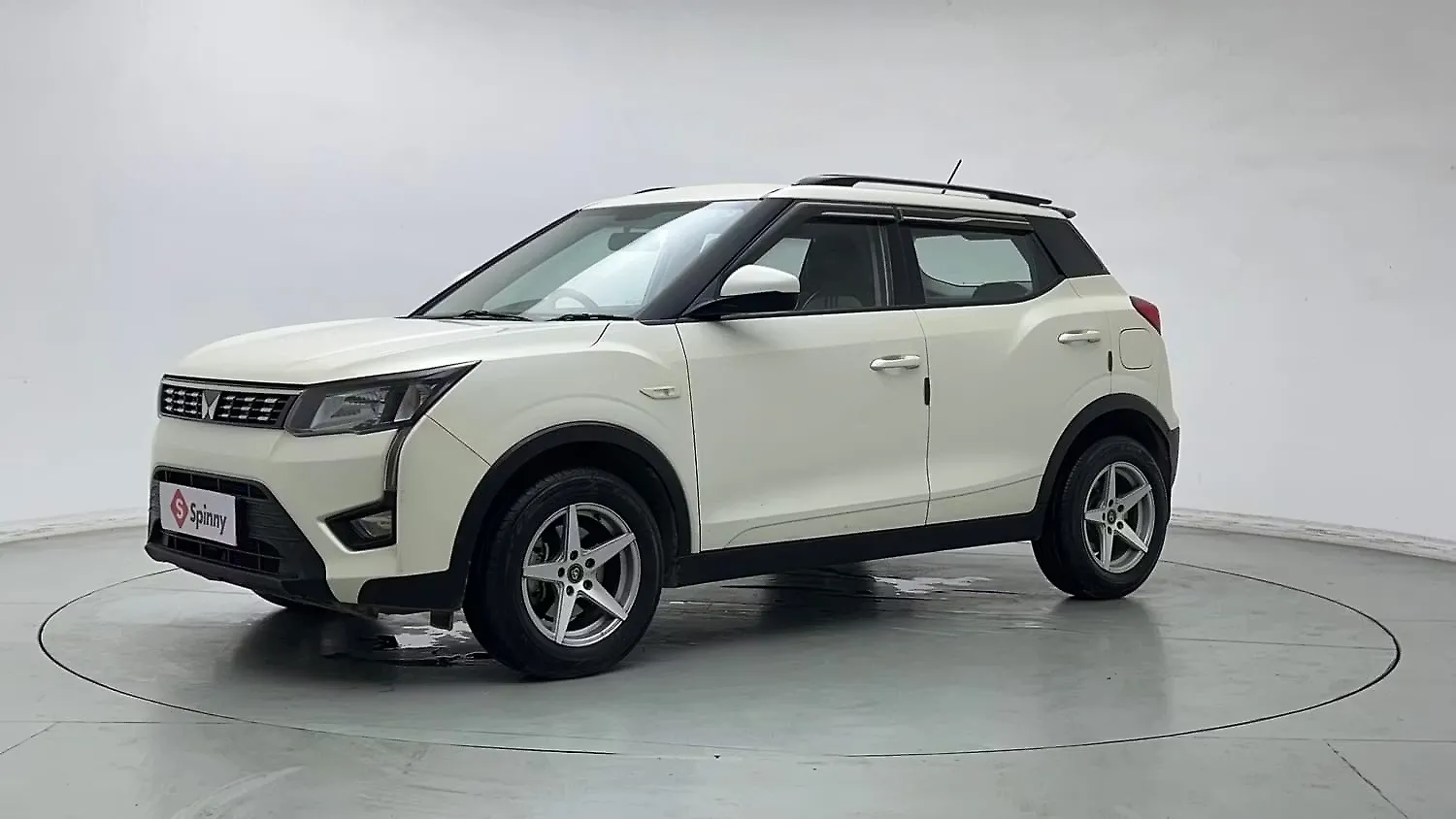 2023 Mahindra XUV300 W6 1.5 Diesel 1