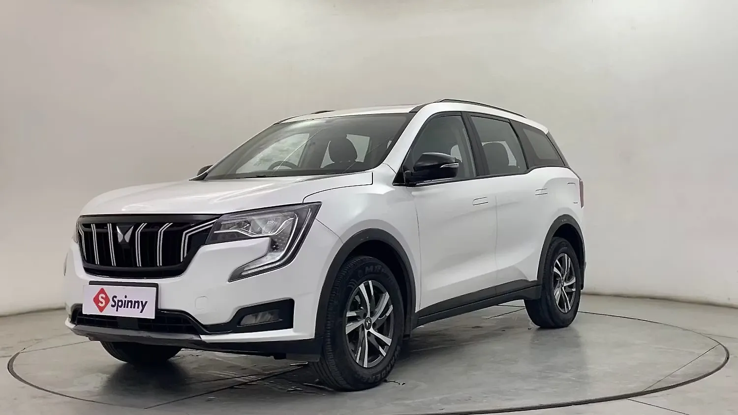 2022 Mahindra XUV700 AX 5 Petrol AT 5 STR [2021] 1