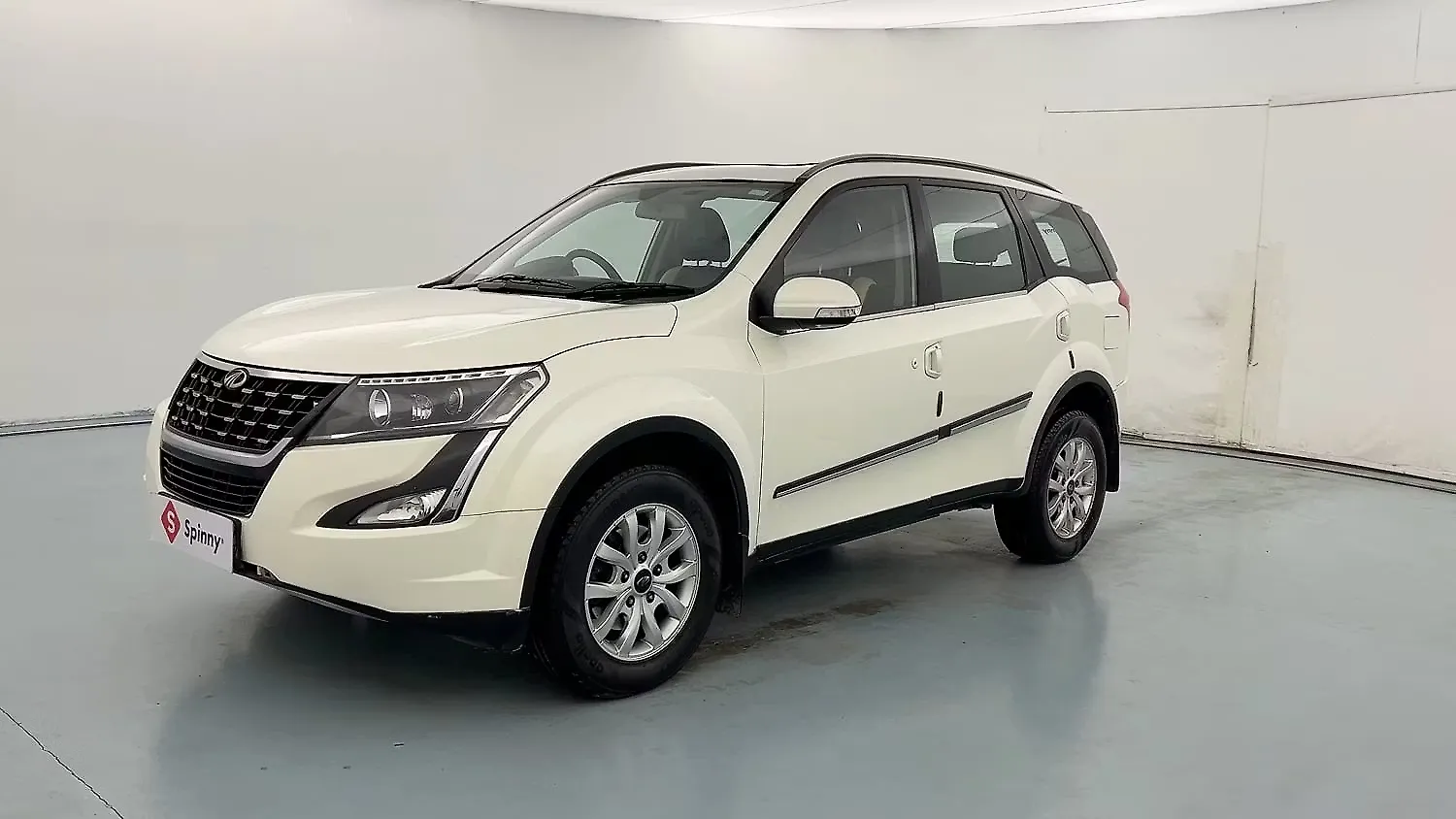 2018 Mahindra XUV500 W9 [2018-2020] 1