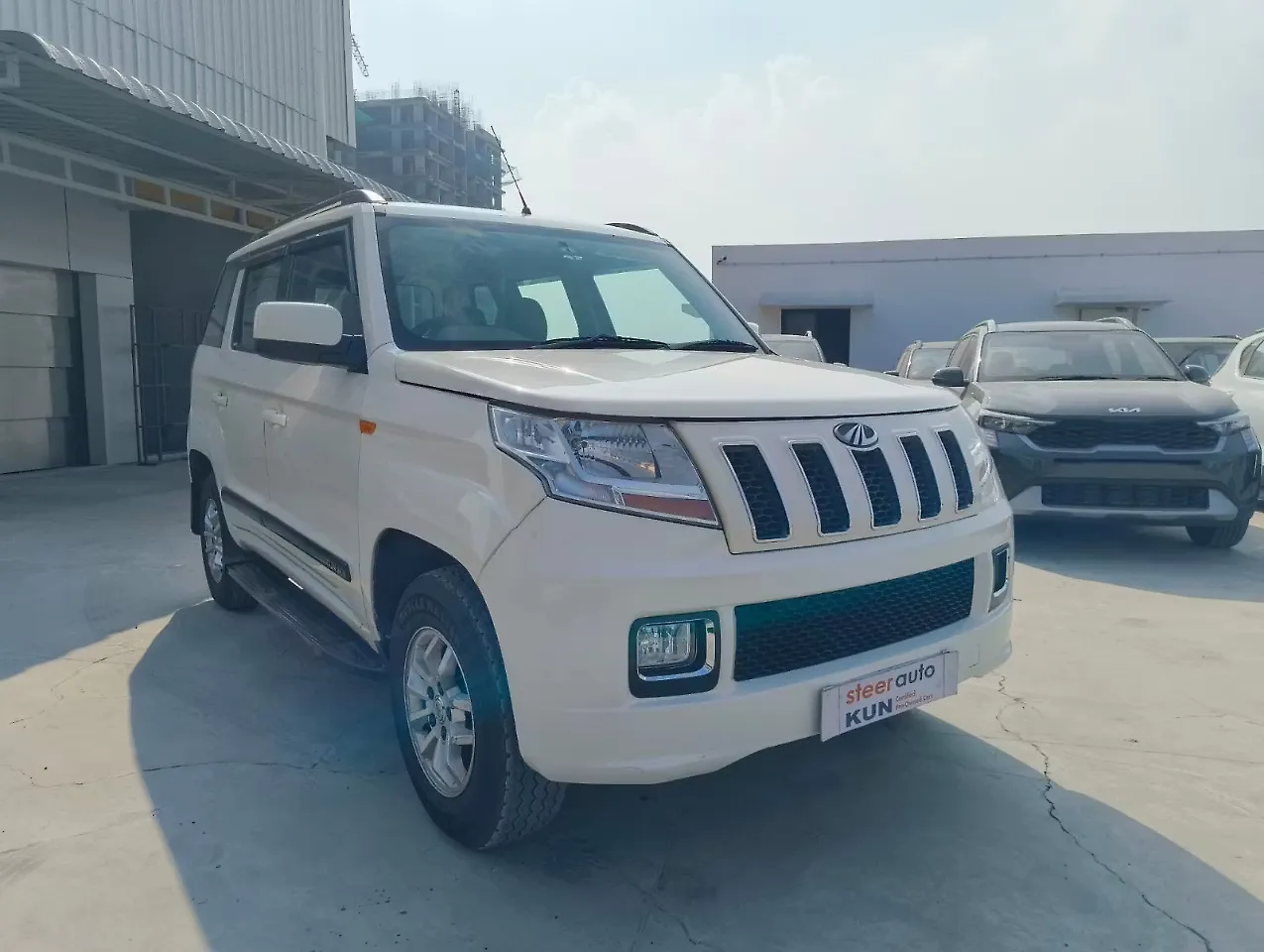 2016 Mahindra TUV300 T8 1