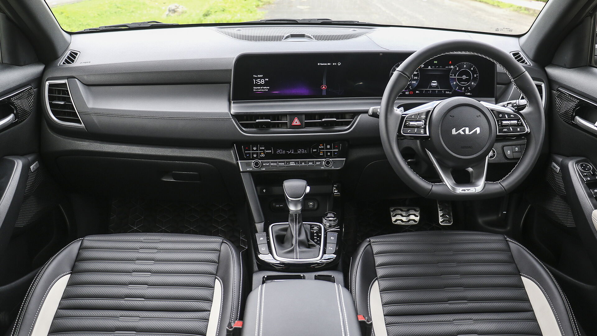 New Kia Seltos GTX Dual Tone, New Updated On Road Price List, Mileage, Features, Interior