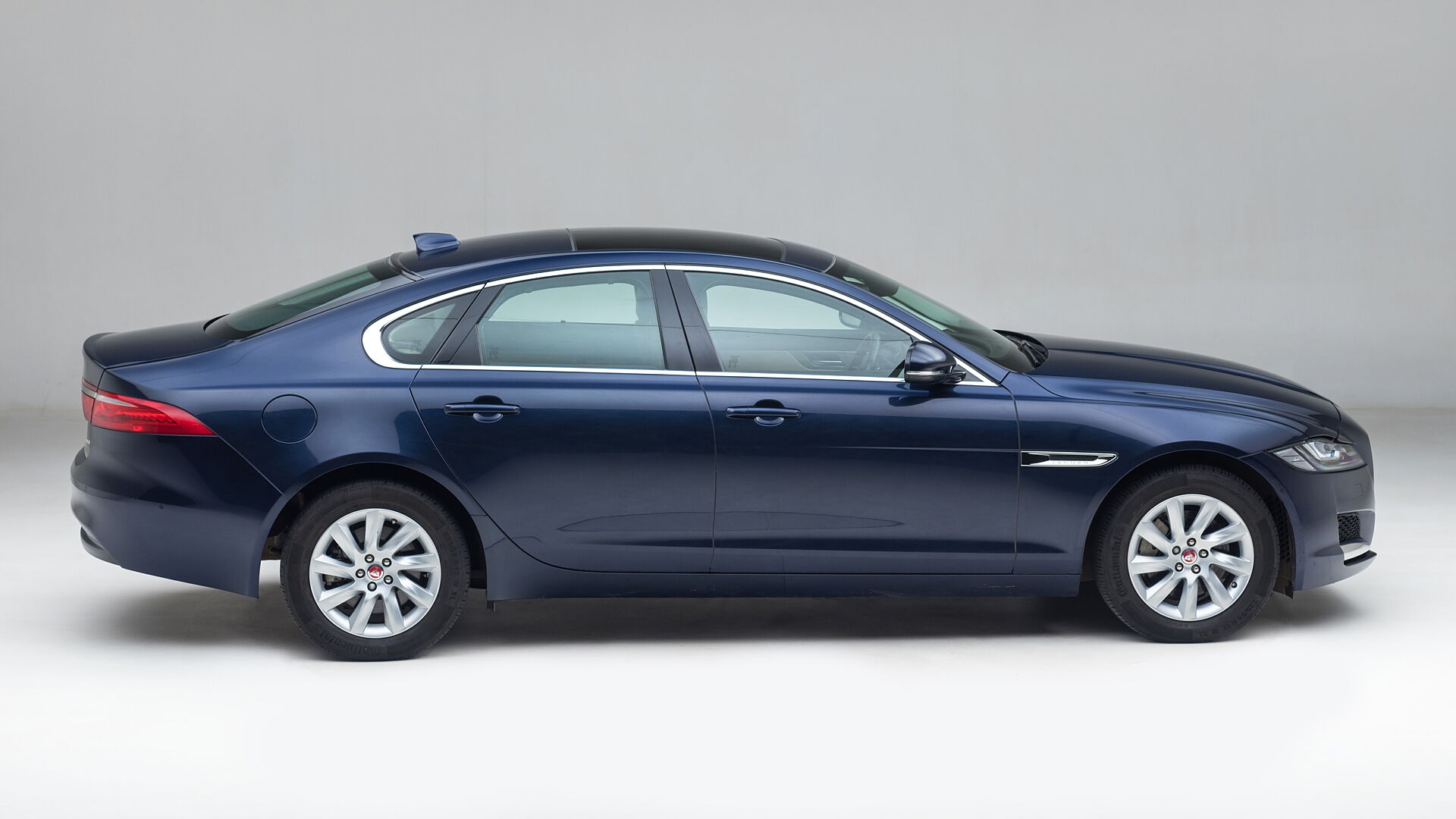 Jaguar XF Price - Images, Colors & Reviews - CarWale
