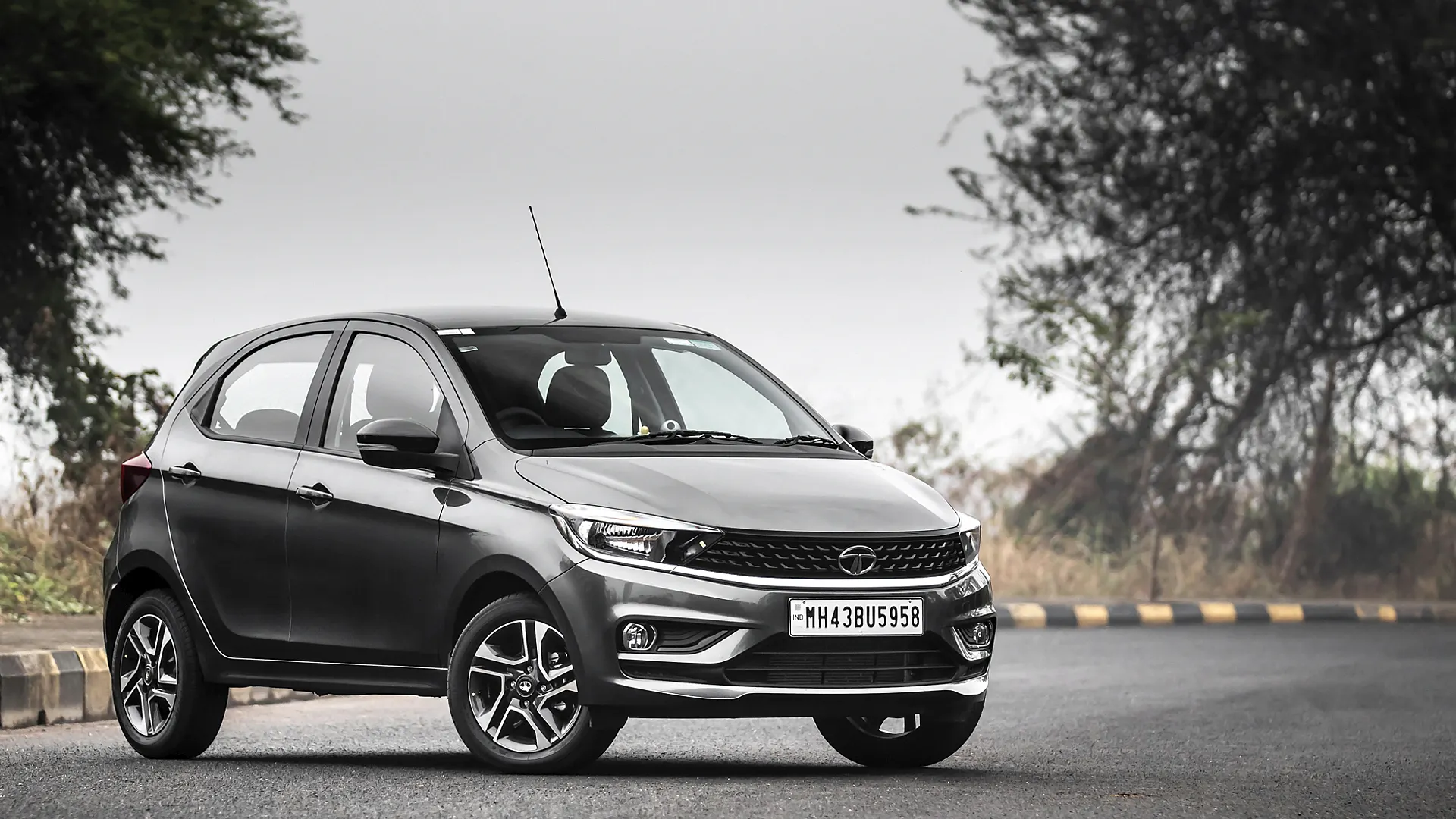 Tata Tiago EV Review – इलेक्ट्रिक सफर की दमदार शुरुआत! 5 Tata Tiago EV sleek robust exterior design